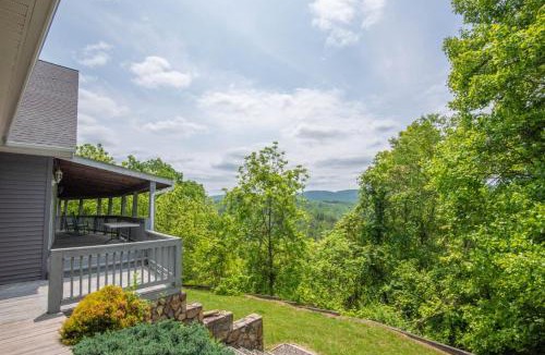 Lansing House | Mountain Top Lodge with Views - Hot Tub, River Access, 15 Mins to West Jefferson