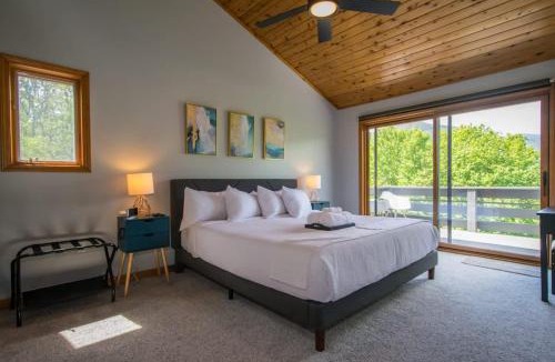 Maggie Valley House | Mountain View 3BR with Sunroom, Close to Ski and Trails