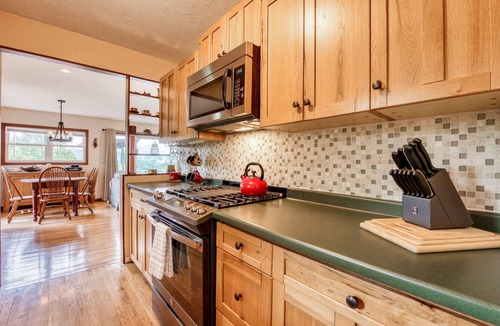 Sylva House | Mountain-view home with deck, grill, fireplace, & washer/dryer - dogs welcome