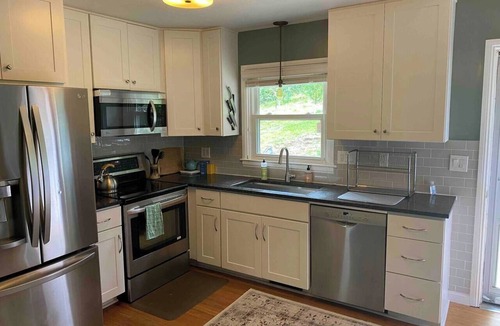 Leicester House | Mountain View & Hot Tub w/5 bedrooms