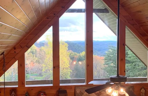 Traphill Cabin | Mountain Views/Golf/Hot Tub/Cozy Cabin!