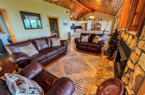 West Jefferson Cabin | Mountain Views & Cooler Days 4BR/3BA w/Mtn Views, Hot Tub, Game Room, & WiFi