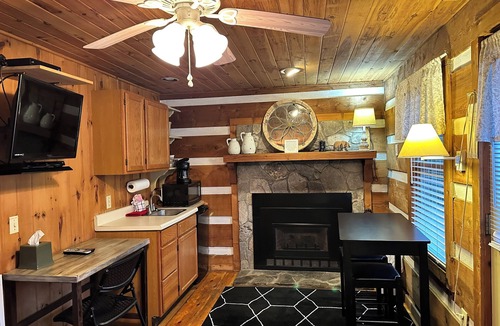 Blowing Rock Hotel | Mountainaire Inn and Log Cabins