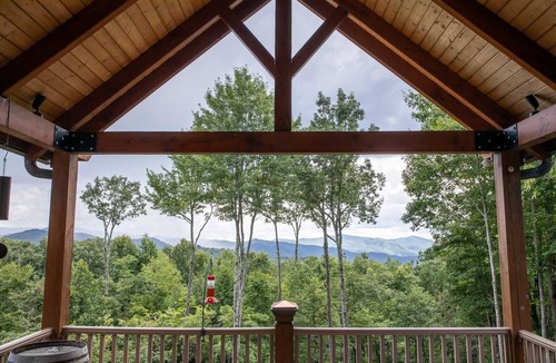 Elk Park Cabin | Mountainside Cabin in Luxury Community