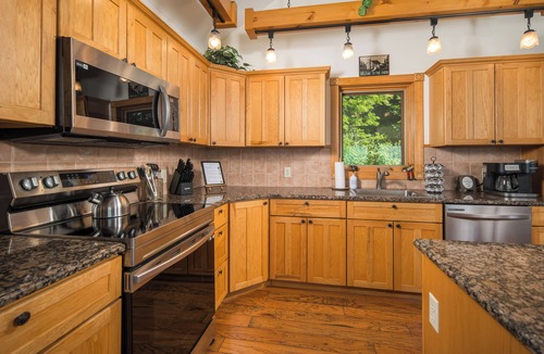 Frank Cabin | Mountaintop Cabin with Majestic Views - Hot Tub + Game Room + Pet Friendly