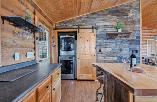 Royal Pines Cabin | Mountaintop Log Cabin-Extraordinary Views! Hot Tub-20 Minutes To Downtown AVL