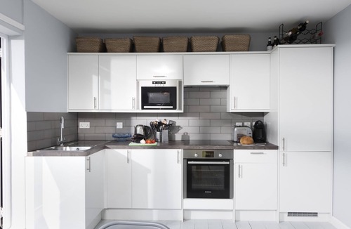 Mousehole House | Mousehole View - Pet Friendly - Sea Views - Free WiFi & Parking