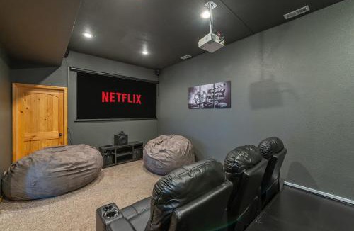 Wolf Laurel House | Movie Theater ~ Golf ~ Game Room ~ Hot Tub ~ Views