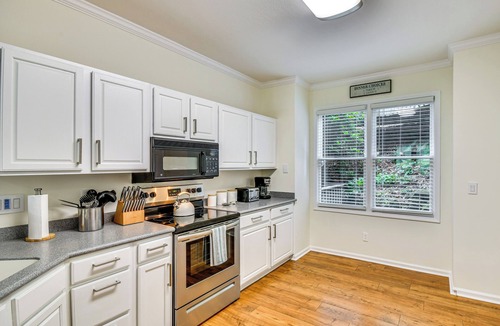 Mountain Air Condo | Mtn Cabin w/Balcony & View in Burnsville!