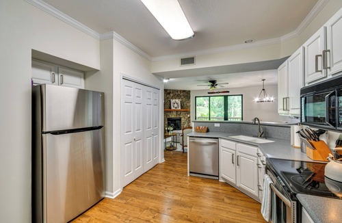 Mountain Air Condo | Mtn Cabin w/Balcony & View in Burnsville!