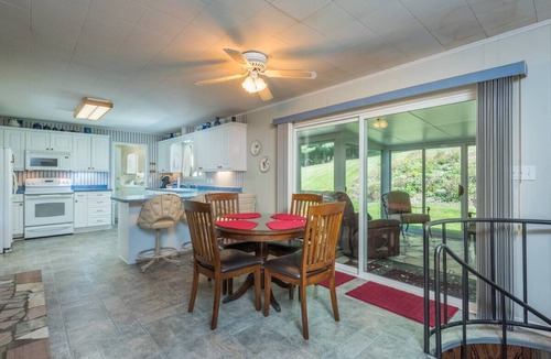 Burnsville House | Mtn Retreat~Mins to Downtown Burnsville, WiFi+Grill, EV Level 2 Charger, Private