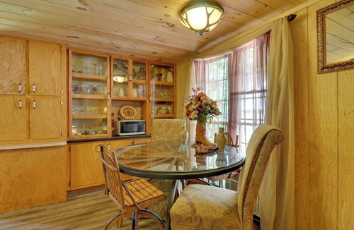 Warne Cabin | Mtn-View Warne Cabin: Hot Tub, Wine Cabinet!