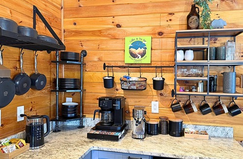 Morganton Cabin | Mtn Views⛰️Dog Friendly🐕 2 King Beds ☕Coffee/Tea Bar 🔥Fire Pit