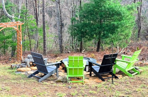 Morganton Cabin | Mtn Views⛰️Dog Friendly🐕 2 King Beds ☕Coffee/Tea Bar 🔥Fire Pit