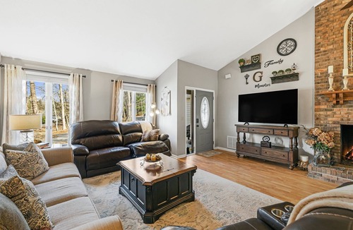 Skyland House | MTN Views/Hot Tub/Firepit/Near AVL, Hiking, Biltmore, French Broad River let in.