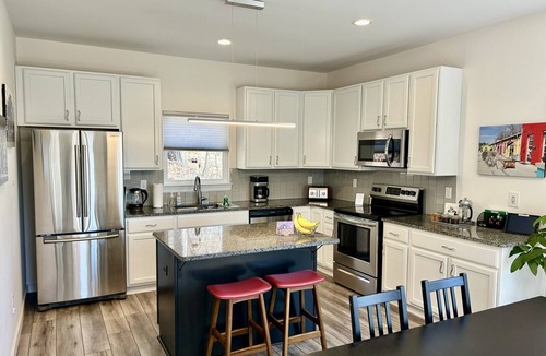 Skyland House | Mtn. Views, Hot Tub, Garage w/EV Charger, 10 min. to DT and Biltmore House