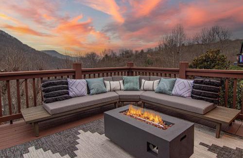 Waynesville House | Mtn Views, HotTub, Sauna, Outdoor Theater, FirePit