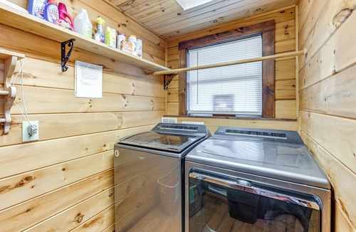 Franklin Cabin | Mtn Views, Yard, & Fire Pit: Multi-Level Cabin
