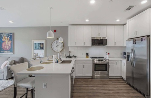 Rolling Mill Hill Condo | Muse | Classy downtown condo with AC, rooftop lounge & fitness room