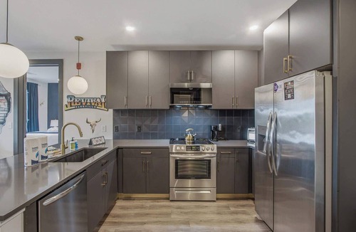 Rolling Mill Hill Condo | Muse | Rockstar downtown condo with private balcony, central AC & gym