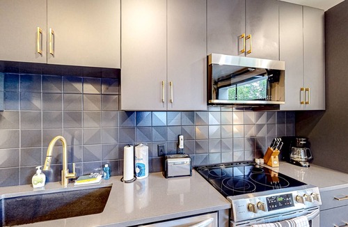 Rolling Mill Hill Apartment | Muse - The Flat - upscale condo near top attraction with a rooftop lounge & gym
