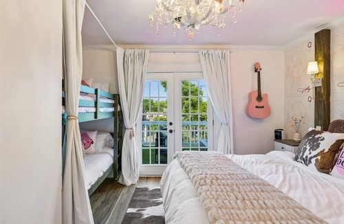 Hillsboro Village House | Music Row Historic Home | 5 Legend-Themed Suites