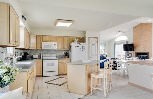 Whalehead Beach House | My Happy Place: Private Pool & Hot Tub, Rec Room w/Foosball and Air Hockey