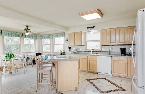 Whalehead Beach House | My Happy Place: Private Pool & Hot Tub, Rec Room w/Foosball and Air Hockey