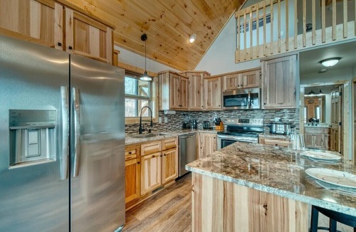 Unaka Cabin | My Mystic Mountain - New Cabin! Hot Tub, 3 fireplaces, Wifi, mins to Hiwassee