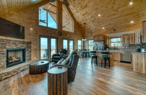 Unaka Cabin | My Mystic Mountain - New Cabin! Hot Tub, 3 fireplaces, Wifi, mins to Hiwassee