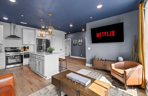 Talbot's Corner Villa | NASH Bach Pad 3-Bedroom Penthouse near Downtown Nashville (Sleeps 12)