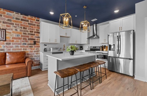 Talbot's Corner Villa | NASH Bach Pad 3-Bedroom Penthouse near Downtown Nashville (Sleeps 12)