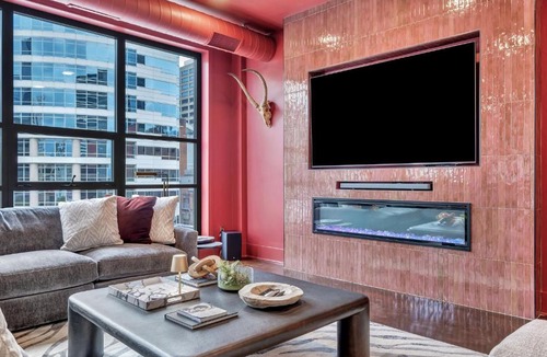 Downtown Nashville Apartment | Nashville Elvis Suite 4BR by Maddox Hotel