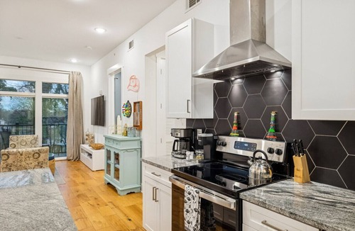 Inglewood Condo | Nashville Scene Suite in Chic East Nash, 12 min to Broadway!