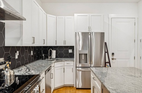 Inglewood Condo | Nashville Scene Suite in Chic East Nash, 12 min to Broadway!