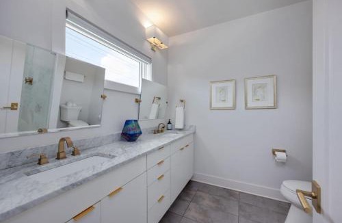 Nashville House | Nashvista Townhome Downtown Views 10 Comfy Beds