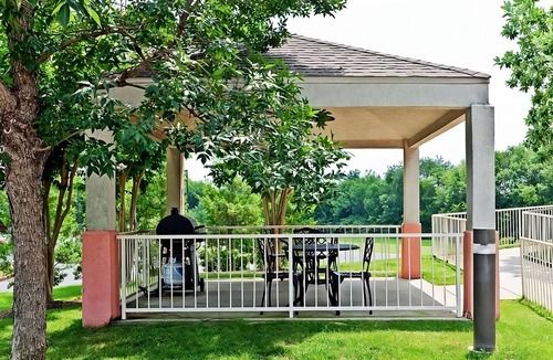 Brentwood Hotel | Nature Meets Comfort | Full Kitchen, Pet-friendly, Long Stays Welcome