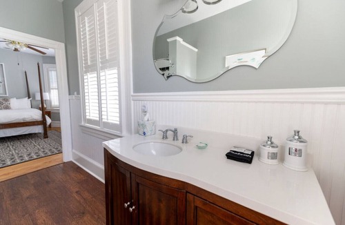Edenton Bed & Breakfast | Navigator Room - Captain's Quarters Inn, Downtown Historic Edenton
