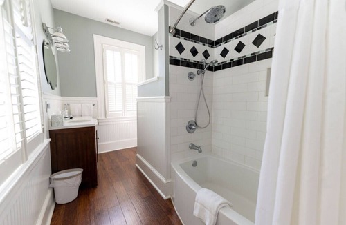Edenton Bed & Breakfast | Navigator Room - Captain's Quarters Inn, Downtown Historic Edenton