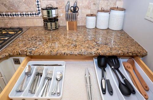 Greensboro House | Near airport, food & shoppings. Spacious 5-bedroom house.