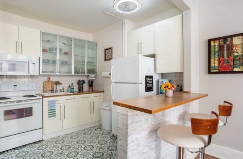 Hillsboro Village Apartment | Near Belmont & VUMC · 1BR Sleeps 4 · 1920s Condo