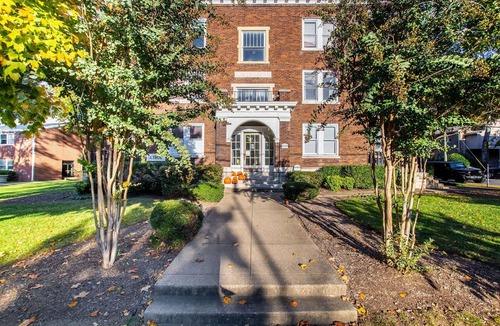 Hillsboro Village Apartment | Near Belmont & VUMC · 1BR Sleeps 4 · 1920s Condo