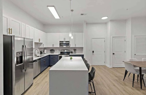 Cherry Apartment | Near CPCC & light Rail | Pool, Gym, W/D & Parking