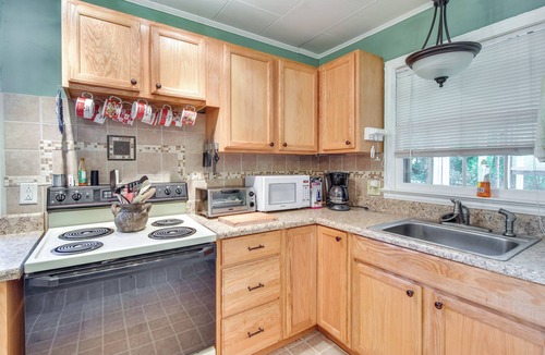Lynn Cottage | Near Dining: Columbus Cottage w/Furnished Deck!
