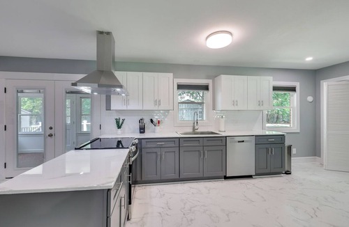 Greenville House | Near ECU! Centrally Located Gem w/Sunroom & Deck