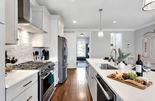 Eighth Avenue House | Near Gulch 12 South Book Luxury Now