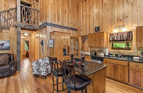 Linville Falls Cabin | Near Linville Gorge & Ski Resorts (sleeps 8)
