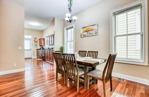 Metropolitan Apartment | Near Starland & River St - Private Patio & BBQ - Parking