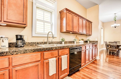 Metropolitan Apartment | Near Starland & River St - Private Patio & BBQ - Parking