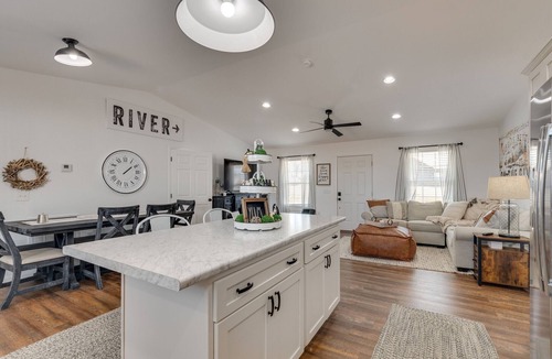 Decaturville House | Need a break? Love to fish, boat or play golf? The White House is perfect.